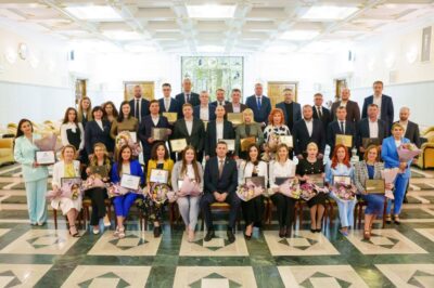 Врио губернатора Дмитрий Демешин поздравил бизнес-сообщество Хабаровского края с Днем предпринимателя и в ходе торжественного приема наградил победителей ежегодного конкурса «Предприниматель года»